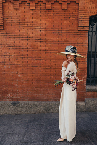 Bridalada look de novia con pnatalón blanco zapatos tacón salón rosa nude y plata Just-ene