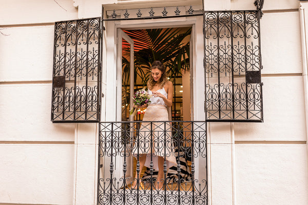 Bridalada look de novia civil con falda rosa con zapatos salón tacón rosa nude Just-ene