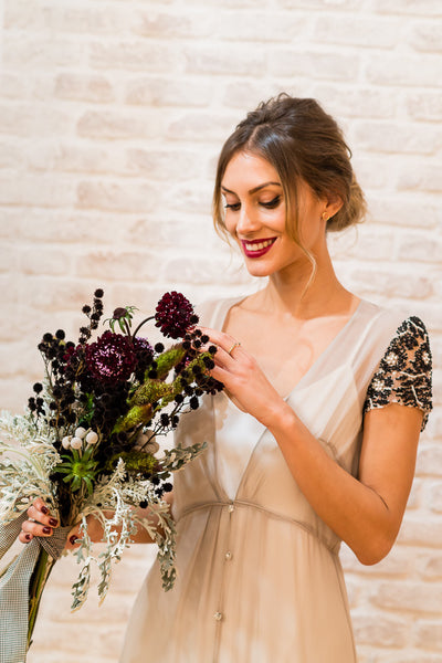 Bridalada look de boda vestido blanco con pedrería zapatos tacón salón negro y dorado Just-ene