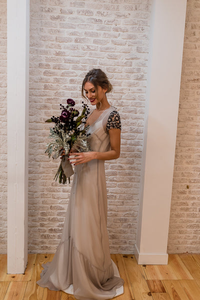 Bridalada look de boda vestido blanco con pedrería zapatos tacón salón negro y dorado Just-ene