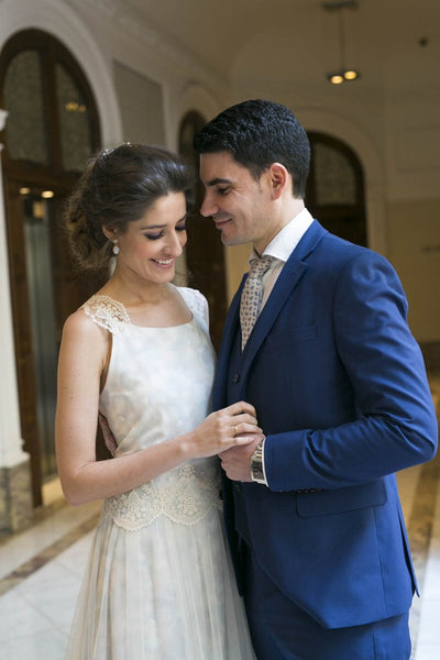 Invitada perfecta look de novia con vestido blanco largo y zapatos turquesa y dorado oro salón con plataforma invisibles ondas Just-ene