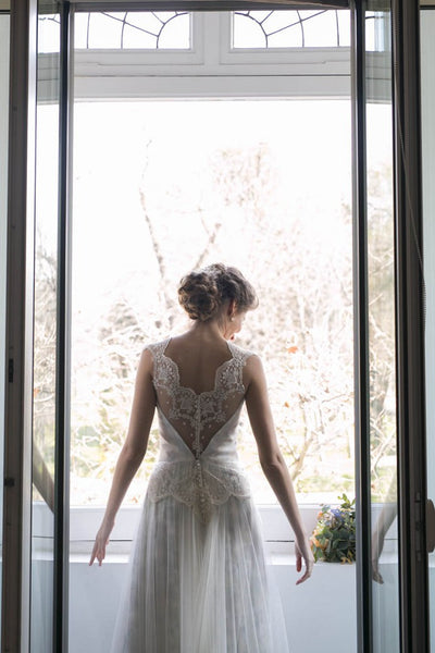 Invitada perfecta look de novia con vestido blanco largo y zapatos turquesa y dorado oro salón con plataforma invisibles ondas Just-ene