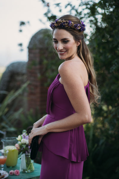 Miss Cavallier look de invitada de boda con vestido morado buganvilla con zapatos de tacón con plataforma negro y dorado Just-ene