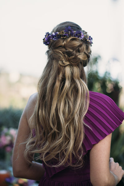 Miss Cavallier look de invitada de boda con vestido morado buganvilla con zapatos de tacón con plataforma negro y dorado Just-ene