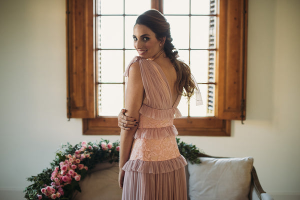 Miss Cavalier look de novia o invitada de boda con vestido morado y zapatos rosa de ondas de tacón