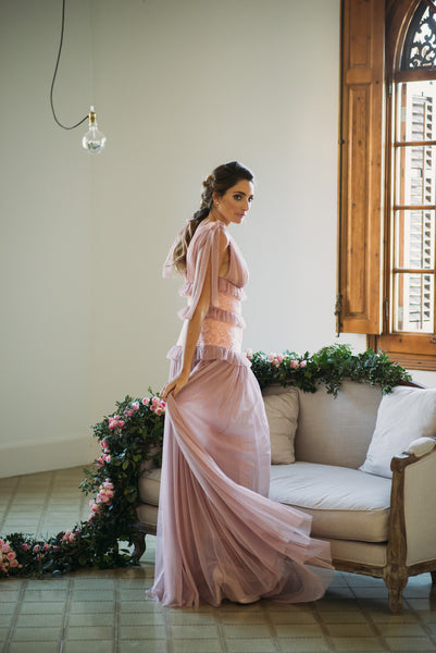 Miss Cavalier look de novia o invitada de boda con vestido morado y zapatos rosa de ondas de tacón