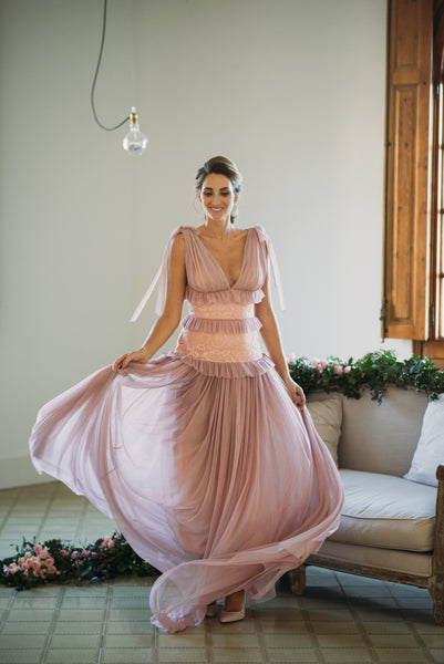 Miss Cavalier look de novia o invitada de boda con vestido morado y zapatos rosa de ondas de tacón