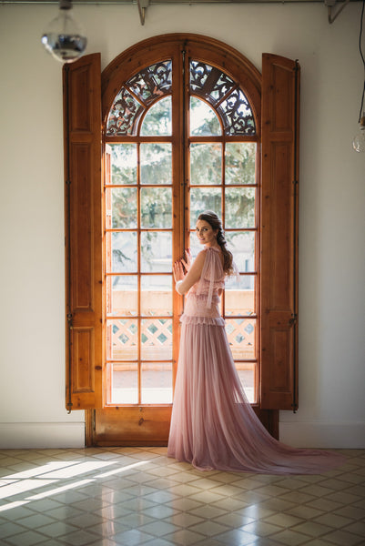 Miss Cavalier look de novia o invitada de boda con vestido morado y zapatos rosa de ondas de tacón