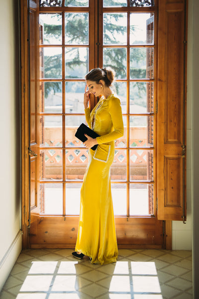 Miss Cavallier look de invitada de boda vestido amarillo tacón salón ondas negro y dorado con plataforma