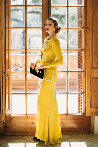 Miss Cavallier look de invitada de boda vestido amarillo tacón salón ondas negro y dorado con plataforma