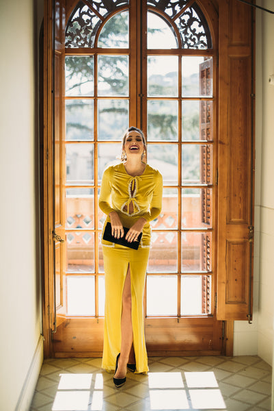 Miss Cavallier look de invitada de boda vestido amarillo tacón salón ondas negro y dorado con plataforma