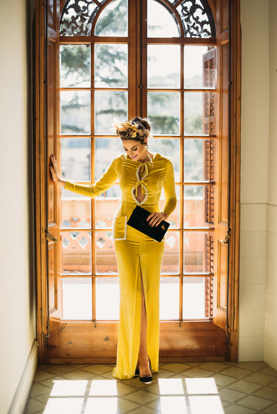 Miss Cavallier look de invitada de boda vestido amarillo tacón salón ondas negro y dorado con plataforma