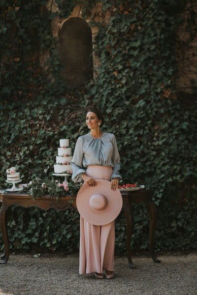 Miss Cavallier look de invitada de boda colores pastel con zapatos de tacón salón rosa