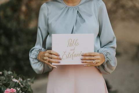 Miss Cavallier look de invitada de boda colores pastel con zapatos de tacón salón rosa