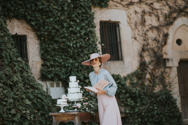 Miss Cavallier look de invitada de boda colores pastel con zapatos de tacón salón rosa