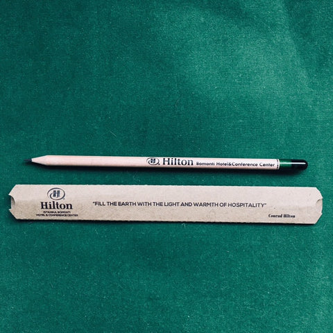 hilton logolu yeşeren kalem