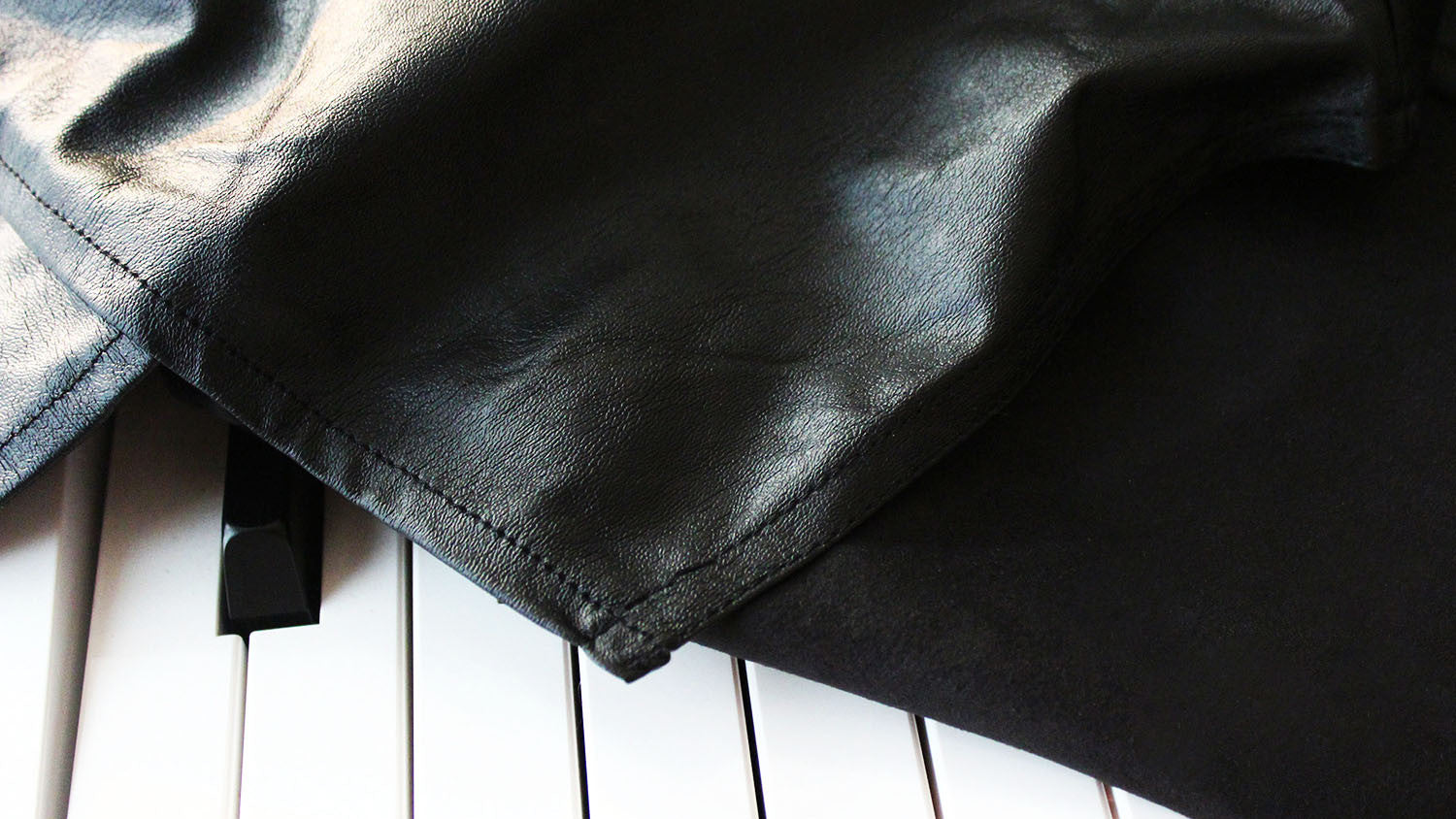 Leatherette digital piano cover by clairevoire closeup
