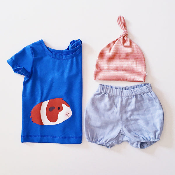 Royalblaues Baby T-Shirt mit Meerschwein, Musselin-Shorts und Mützchen aus Bio Baumwolle für Babys