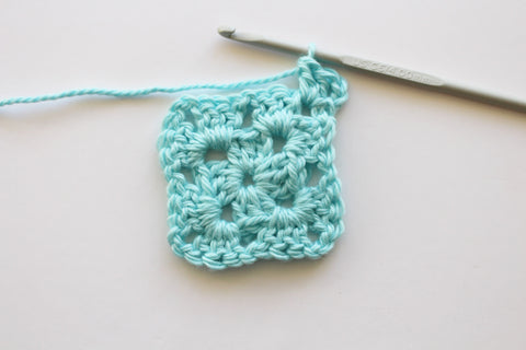How to crochet a straight granny square