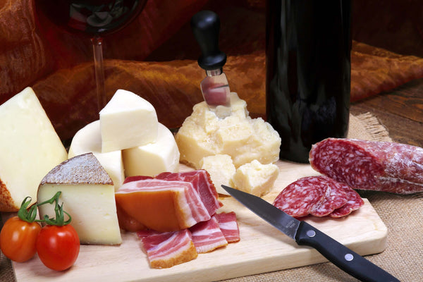 Aliments riches en histamine : La saucisse, le fromage, le vin rouge contiennent beaucoup d'histamine.