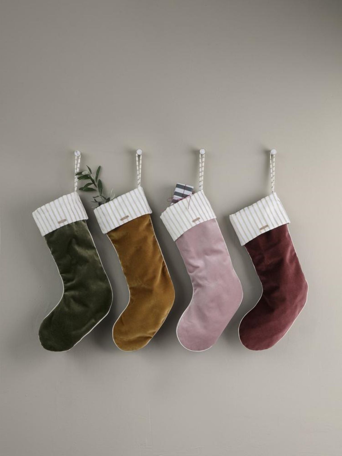 Ferm Living - Christmas Velvet Stocking in Green - Scandibørn