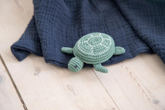 Sebra Crochet Rattle Triton the Turtle - Scandibørn