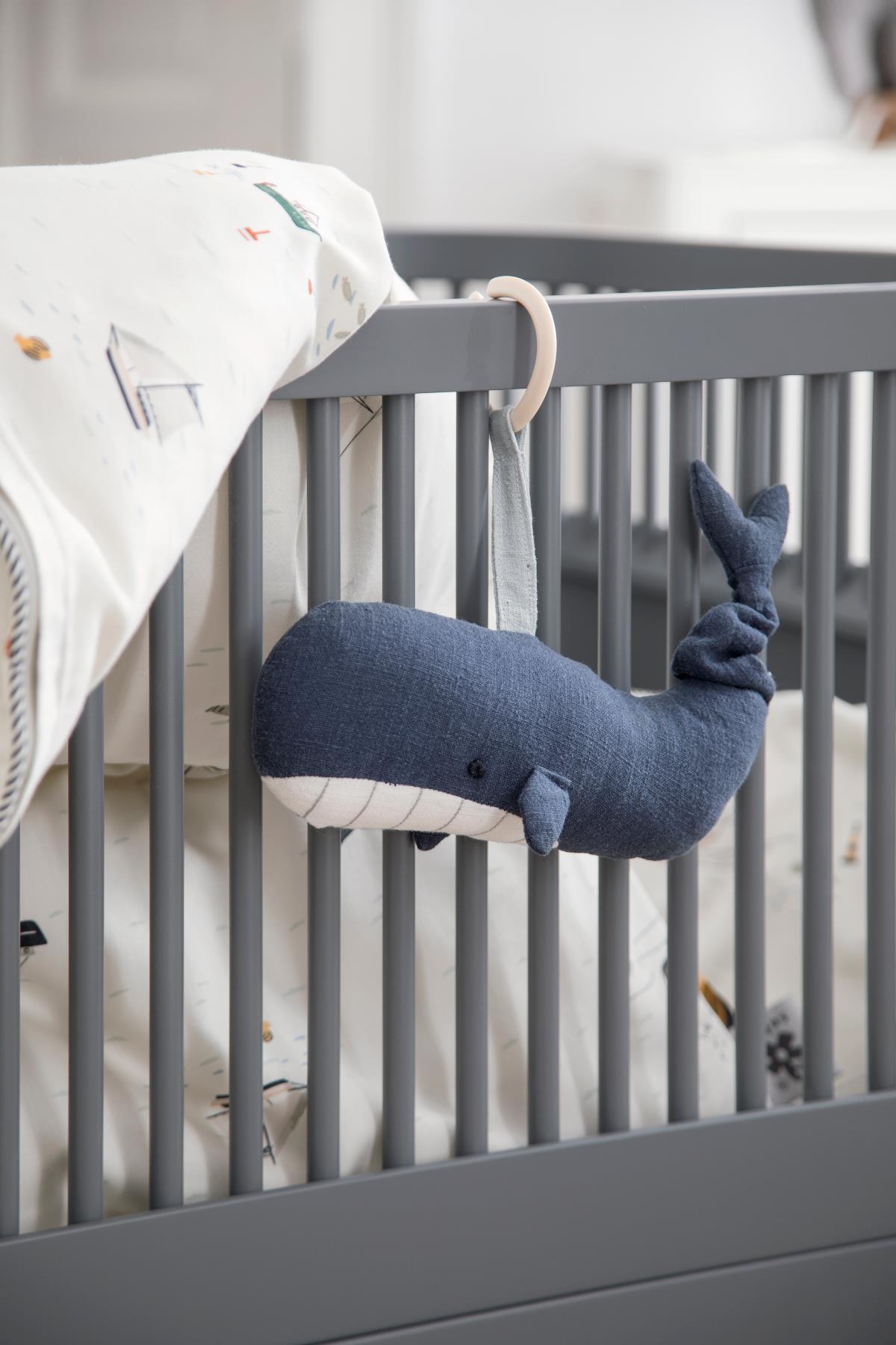 Sebra Marion the Whale Musical Pull Toy in Ocean Dive Navy - Scandibørn