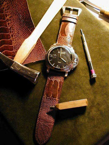 Bracelet montre en patte d'autruche sur montre Panerai.