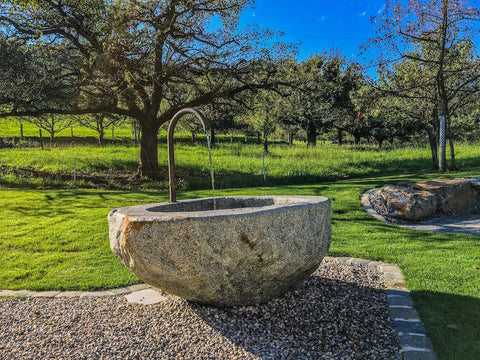 Steinbrunnen für den Garten mit Wassereinlauf
