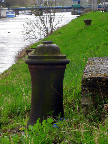 Cannon mooring bollard