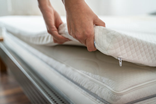 gastheer Bungalow kiezen How To Clean Mattress Toppers The Right Way | Puffy Blog
