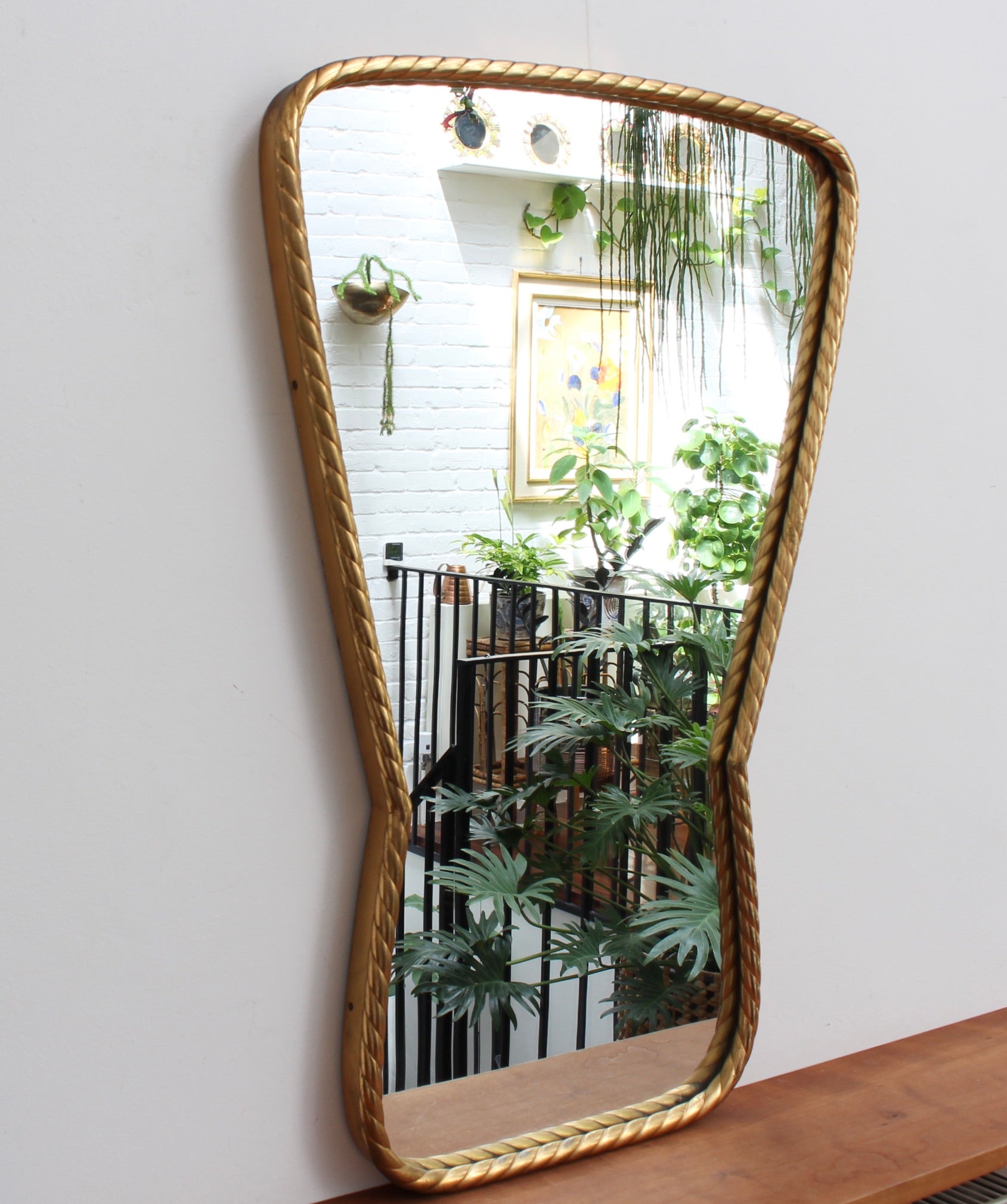 Mid-Century Italian Keyhole-Shaped Wall Mirror with Rope Pattern Brass Frame (circa 1950s)