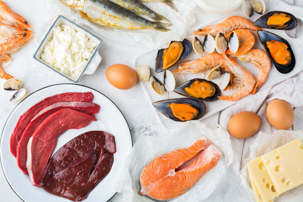 Livsmedel som innehåller vitamin B12 - kött, inälvor, fisk, ägg och ost