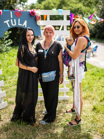 Three women and a child in front of an "I love Tula" sign.