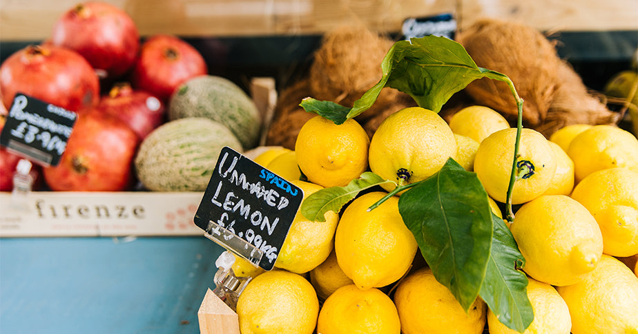 Das Bild zeigt die Obst- und Gemüseabteilung eines Supermarktes. Für Lebensmittel erfolgt für gewöhnlich eine Grundpreisangabe.