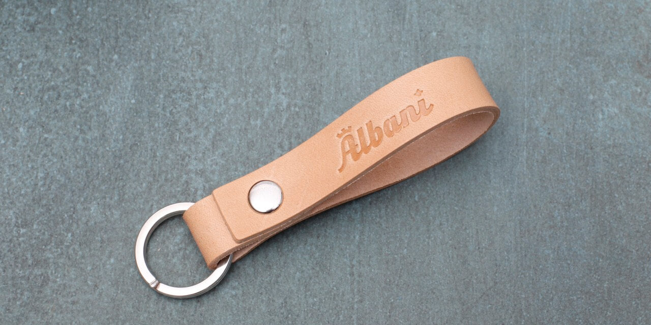 Nøglering i lyst læder med Albani-logo