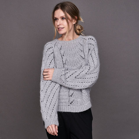 Magnum sweater with lace pattern, knitted in Önling No 1 and Cusi alpaca