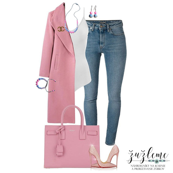 ružový kabát a džíny