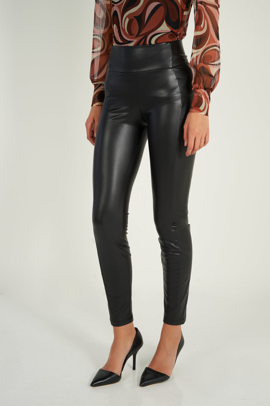magasinez le pantalon à enfiler en faux cuir de colori - Shop the slip on faux leather pants from colori