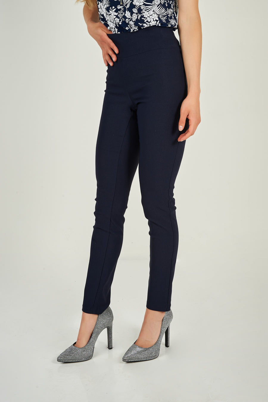 magasinez les pantalons à enfiler pour femme de chez colori - Shop the pull on pants for women from colori