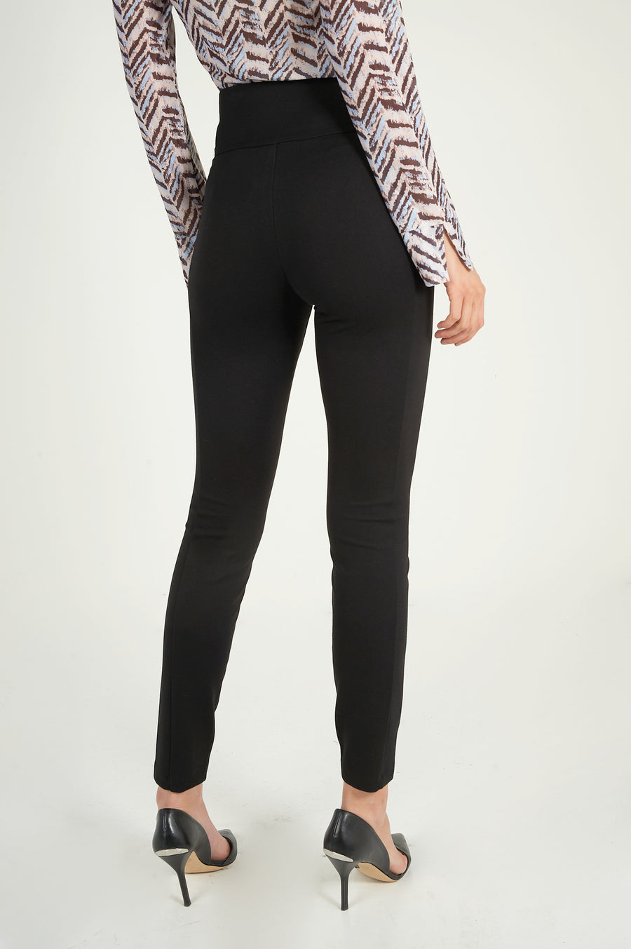 magasinez le pantalon noir à enfiler pour femme de chez colori - Shop the slip on black pants from colori 