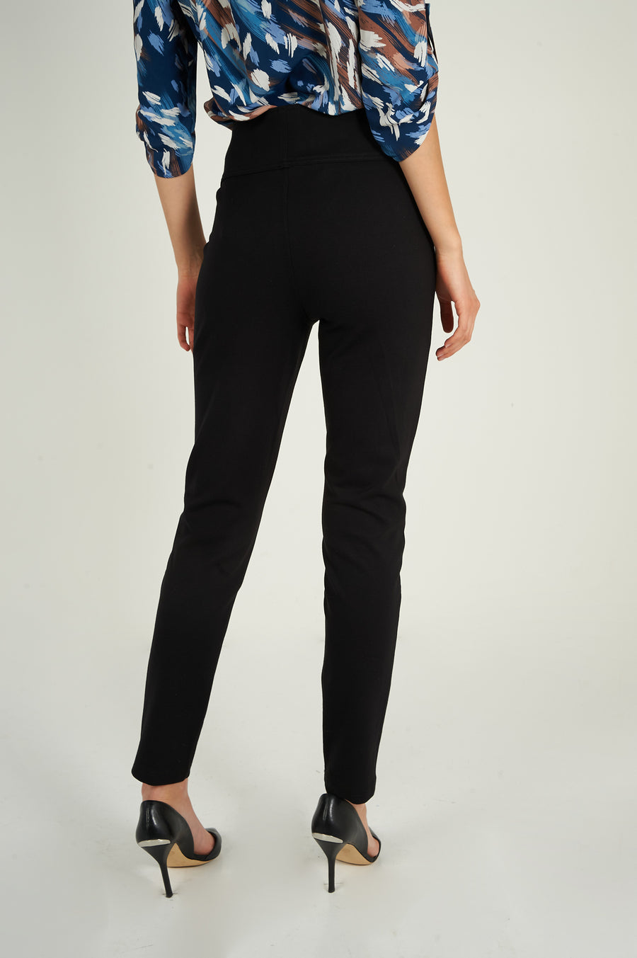 magasinez le pantalon noir à taille haute de colori - Shop the high waisted black pants from colori