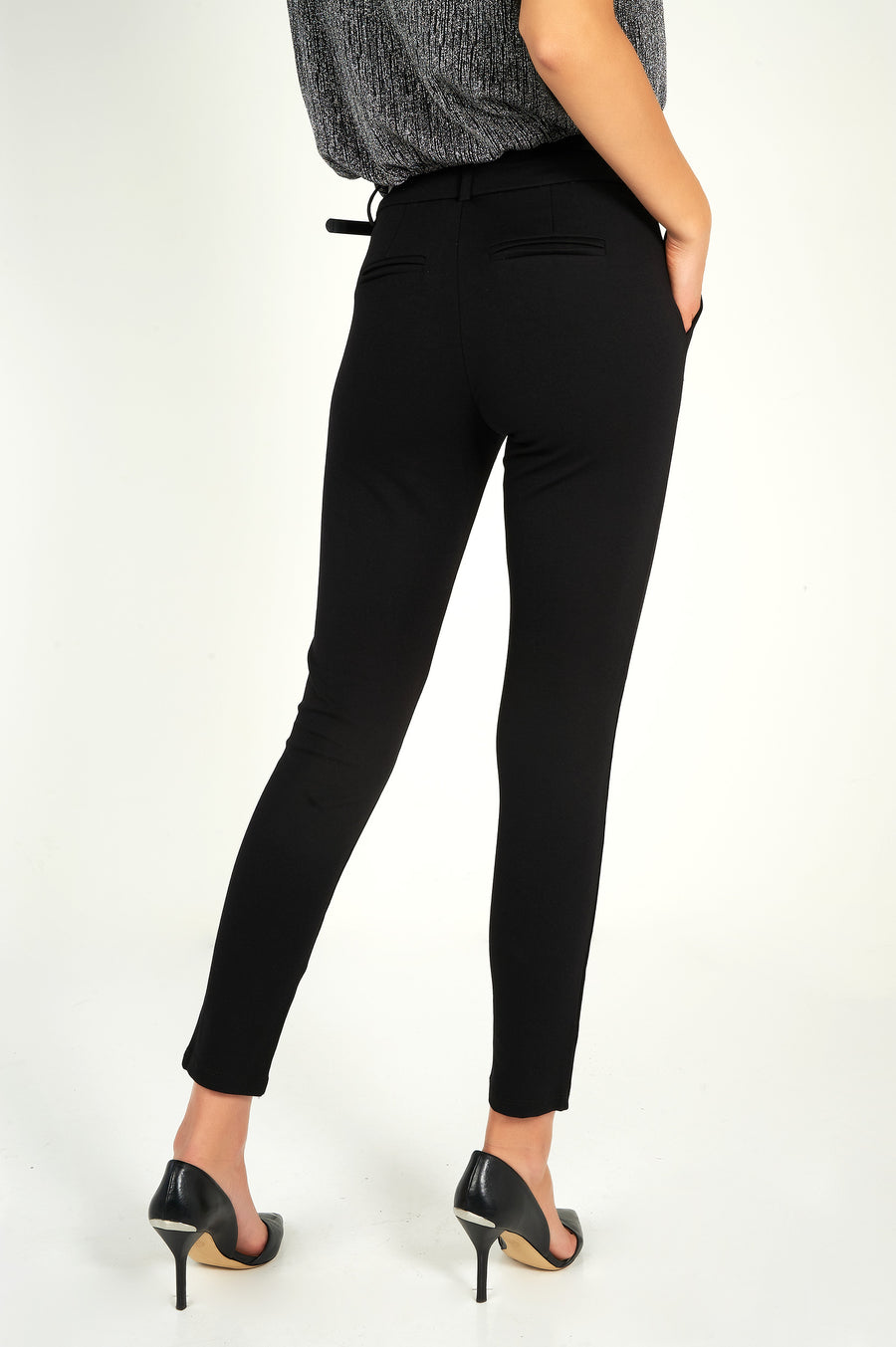 magasinez le pantalon noir droit extensible avec ceinture de chez colori - Shop the straight leg stretch pant with belt from colori 