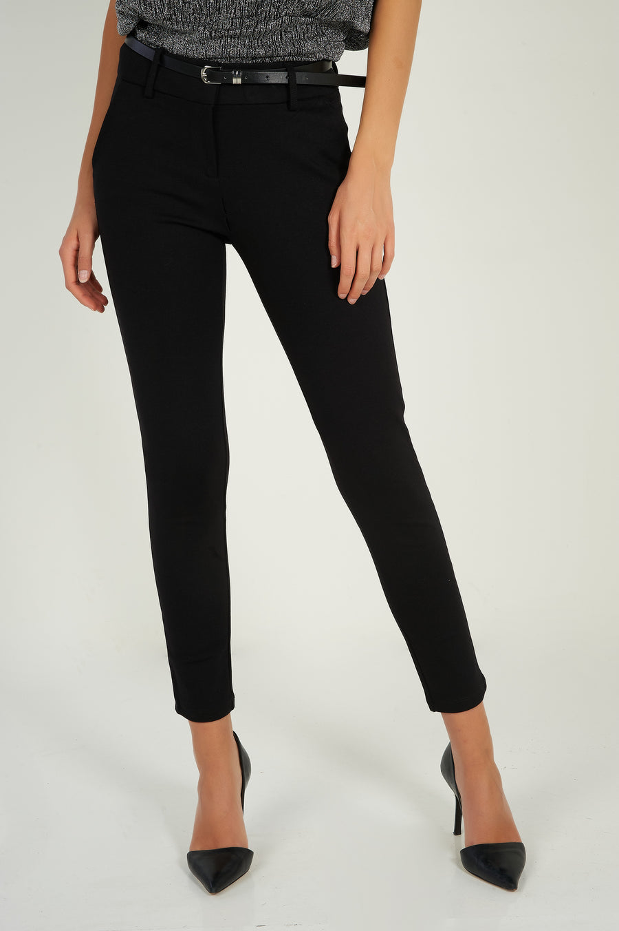 magasinez le pantalon noir droit extensible avec ceinture de chez colori - Shop the straight leg stretch pant with belt from colori 