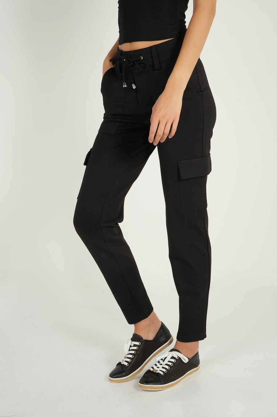 magasinez le pantalon noir cardo de chez colori - Shop the cargo pants from colori