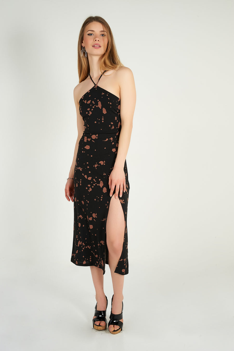 Magasinez une longue robe midi à imprimé dalmatien et dos ouvert croisé pour l’été et printemps chez cypresslapband – Shop spring summer long midi dress with dalmatian print and crossed open back dress at cypresslapband