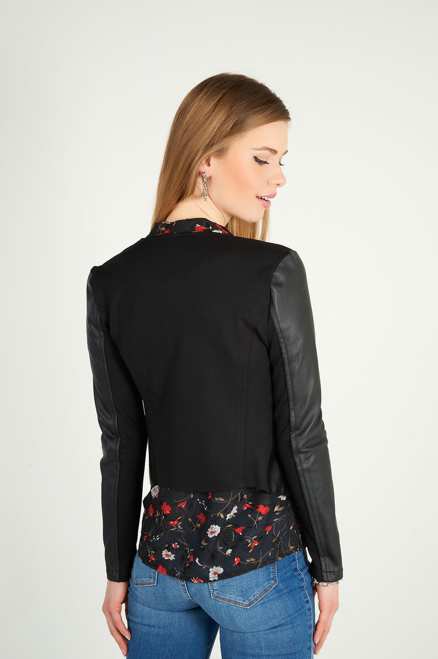 Magasinez une veste noire vegane à effet cuir pour femme pour le printemps et été chez cypresslapband – Shop a vegan leather effect jacket at cypresslapband