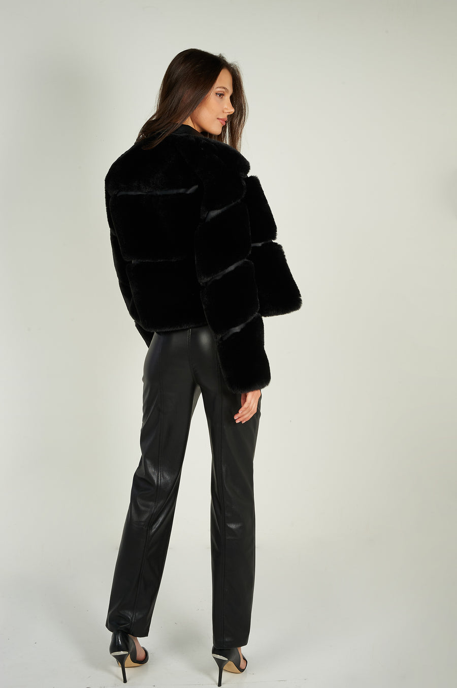 magasinez la veste moto en fausse fourrure de chez colori - Shop the faux fur biker jacket from colori