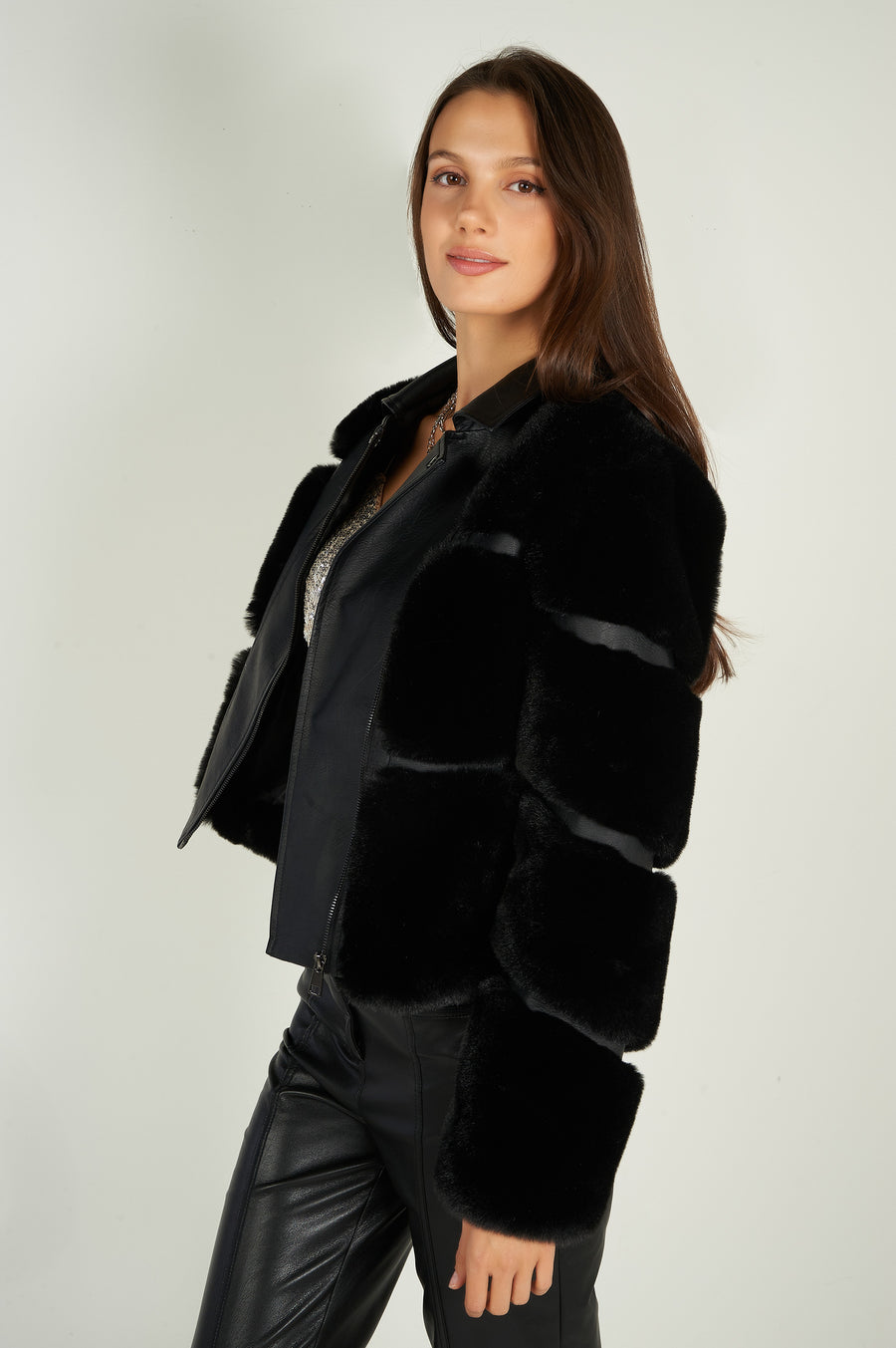 magasinez la veste moto en fausse fourrure de chez colori - Shop the faux fur biker jacket from colori