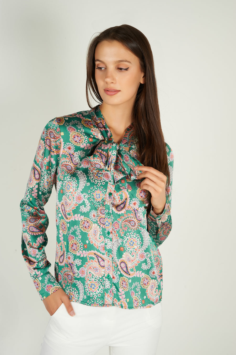 magasinez la blouse verte en satin de chez colori - Shop the satin green blouse from colori